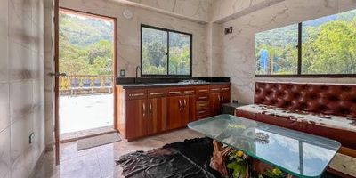 Apartaestudio en arriendo en El Salado, Envigado. Cuenta con buenos acabados, baño, clóset, cocina integral con gas propano, comedor y zona de ropas. Ubicado en una zona campestre rodeada de naturaleza y amplias zonas verdes, sobre la vía principal que conduce a Arenales y la Catedral de Envigado, con acceso a rutas integradas del metro.