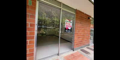 ?Arriendo Local en la Urbanización San  Diego del Campestre?

✅ Características:


 
 Consta de
 Puerta vidriera y baño privado.
 
 
 Área: 37 M2
 
 
 Piso: 1
 
 
 Estado: usado
 


? Entorno:


 
 Loma del Indio; dentro de la Urbanización San Diego Campestre.
 
 
 Buenas rutas de transporte.
 


?️ Descripción de la unidad o barrio


 
  Ideal para: salones de belleza, spa de uñas, oficina, consultorio, papelería, efecty, entre otros. alto número de aptos convenientes como posibles clientes.
 


✅ SOMETIDO A REGLAMENTO DE PH✅

valor de venta: $170.000.000

valor administración: $ 186.200

predial anual $704.000

? ¡Disfruta de tu negocio en este conjunto residencial! ?
