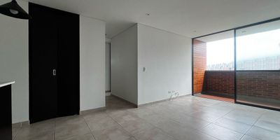 Apartamento en arriendo en unidad cerrada, ubicada en un ambiente campestre, tranquilo, mínimo ruido, poco flujo vehicular, de fácil acceso a rutas de transporte público. Cuenta con piso en cerámica, sala comedor, 2 alcobas con baño y vestier en la principal, baño social, cocina integral abierta tipo americano, cuarto útil, zona de ropas, balcón y parqueadero independiente cubierto . Conjunto cerrado con ascensor, zonas sociales que incluyen piscina, gimnasio, parques infantiles, zonas verdes, vigilancia y portería 24 horas y circuito cerrado de tv.   Inmueble sujeto a verificación de disponibilidad.
