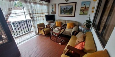 VENDO CASA BARRIO DEPARTAMENTAL Con 4 habitaciones y 3 baños, este hogar es perfecto para una familia en crecimiento. Con 136 metros cuadrados, tendrás espacio más que suficiente para vivir cómodamente. Los 2 parqueaderos te brindan la comodidad que necesitas en tu día a día. 

La propiedad esta distribuida de la siguiente forma.2 parquaderos en la entrada, primer piso un apartamento con amplia sala,cocina,patio, baño y 2 habitaciones.
2do piso, sala,cocina,2 habitaciones,2 baños y un namplio patio.

La ubicación de esta casa es inmejorable, con acceso a todo lo que necesitas a pocos minutos de distancia. ¡No dejes pasar esta oportunidad de tener tu propio hogar en un lugar tan especial!

Para más información y agendar una visita, contacta a ANDRES CARDOZA al número 3104768772. ¡