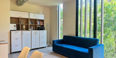 Oficina en arriendo en edificio empresarial con fácil acceso desde la av. principal, cerca a malls, restaurantes, rutas de transporte público y servicios complementarios del sector. Cuenta con piso en madera, 2 espacios, divisiones en drywall, baño privado, cableado de red, techo cielo raso, aire acondicionado central y parqueaderos independientes cubiertos. El conjunto cuenta con ascensor,  planta eléctrica, bahía de parqueo, baños comunales, parking para visitantes sin costo, vigilancia y portería 24 horas, citofonía y circuito cerrado de tv. Inmuebles sujetos a verificación de disponibilidad.