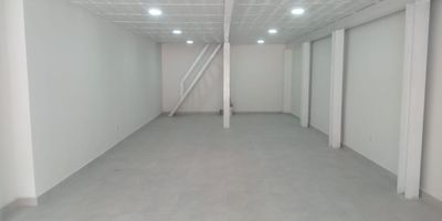 Local comercial independiente en arriendo ubicación estratégica, de fácil acceso a Av. principal, cerca a centros comerciales, restaurantes, hoteles, rutas de transporte público y servicios complementarios del sector. Cuenta con piso en baldosa, 1 espacio, baño privado, energía básica KVA8, persiana de 2,40mt de altura. Inmuebles sujetos a verificación de disponibilidad.