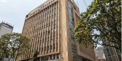 Jairo Ochoa arrienda segundo piso en edifico en el centro de Medellin, en Calle Junín con Playa diagonal al edificio Coltejer, con 674mt con 17 oficinas independientes, con salón amplio para conferencias o reuniones, baños para hombres y mujeres, cocina, ascensor, aire acondicionado, portería 24 horas. Ideal para uso institucional, comercial o de servicios, Valor $ 19.209.000 mas Iva. ; administración incluida, Info 6044486003 -  3154206842-  3152044529