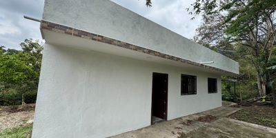 Buscas una Parcela asequible, en un lugar totalmente tranquilo y natural pero cerca de la ciudad Te gustaría vivir en una Casa Campestre mientras la desarrollas a tu gusto Te tengo una A tan solo 3 minutos de la autopista de Piedecuesta, en el barrio Portal del Molino, entrando por Eventos El Gualanday, cerca del Colegio Campestre Celestin Freinet y la Finca Villa Lolita. Sobre lote de 650 metros cuadrados tiene una casa construida con cocina integral, dos baños y una zona de ropas tercer baño opcional totalmente enchapados, sala, comedor y tres alcobas con piso en cemento pulido, con toda la ventanería con reja ornamental. Al exterior tiene cuarto de San Alejo y una entrada independiente para la placa del segundo piso, con cimientos para continuar en altura. Terraza cubierta con lavadero, comedor externo y llanera BBQ, sumado a que puedes estacionar de 3 4 vehículos, tus asados serán la sensación Caseta para guardar todas tus herramientas. Árboles, frutales e incluso una fuen