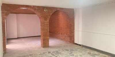  Casa en arriendo en Las Villas  Amplia, cómoda y bien ubicada. Se arrienda hermosa casa con excelente distribución y ubicación en el barrio Las Villas, ideal para familias que buscan comodidad y accesibilidad. Características 4 alcobas, incluida la principal con baño privado. 3 baños baño social, baño de alcobas y baño de alcoba principal. Amplia sala con chimenea, perfecta para reuniones y descanso. Zona de comedor independiente. Cocina funcional con buena iluminación. Patio interno y zona de lavandería. 4 parqueaderos, brindando comodidad y seguridad. Ubicación privilegiada. A pocos minutos de Centro Comercial Bulevar Niza y Centro Comercial Parque La Colina Supermercados como Éxito, Carulla y D1 Vías principales Avenida Suba, Autopista Norte, Calle 127 y Calle 134 Fácil acceso a TransMilenio y transporte público Zona residencial tranquila y con alta valorización. No dejes pasar esta oportunidad Contáctanos hoy mismo para más información o agendar tu visita.