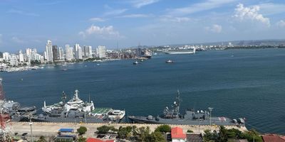 Esta oficina para alquiler ubicada en la hermosa ciudad de Cartagena de Indias, en el departamento de Bolívar, es una excelente opción para aquellos que buscan un espacio cómodo y funcional para llevar a cabo sus negocios. Con un área construida de 40 M2, esta oficina cuenta con 1 baño y un garaje, lo que la hace ideal para pequeñas empresas o emprendedores independientes.

En su interior, la oficina dispone de todas las comodidades necesarias para garantizar un ambiente de trabajo productivo y eficiente. Cuenta con servicios básicos como agua, electricidad y aire acondicionado, que te permitirán trabajar en un espacio cómodo y agradable en cualquier época del año. Además, cuenta con un baño auxiliar para mayor comodidad de los usuarios.

En cuanto a sus características externas, esta oficina se encuentra en un edificio moderno que cuenta con ascensor, lo que facilita el acceso a sus diferentes pisos. Además, su ubicación estratégica te brindará fácil acceso a diferentes centros comerciales, donde podrás encontrar todo lo que necesites para tu oficina.

Uno de los aspectos más destacados de esta oficina es su garaje privado, lo que te brindará seguridad y comodidad al momento de estacionar tu vehículo. Además, el edificio cuenta con un parqueadero para visitantes, por lo que tus clientes o socios podrán estacionar sus vehículos sin problema.

Otro aspecto importante a resaltar es que el edificio cuenta con una planta eléctrica, lo que garantiza el suministro de energía en caso de cortes de luz. También dispone de una portería o recepción, que ofrece un servicio de vigilancia las 24 horas y te brindará la tranquilidad y seguridad que necesitas para desarrollar tus actividades laborales.

Esta oficina se encuentra sobre una vía principal, lo que te permitirá estar conectado con las principales zonas comerciales y financieras de la ciudad. Además, el transporte público se encuentra cercano, lo que será de gran ayuda para cualquier p