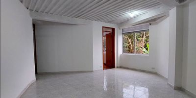 En La Fontana Soluciones Inmobiliarias tenemos para ti este acogedor apartamento con tres (3) alcobas con dos (2) clóset, ideal para quienes buscan comodidad y funcionalidad. Cuenta con sala-comedor, cocina semintegral, un (1) baño, pisos en cerámica y zona de ropas independiente. Espacios bien distribuidos y con excelente iluminación. ¡Haz de este apartamento tu nuevo hogar! 
 
Código inmo: 14660 Manizales, Caldas. 
