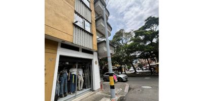 .

Este moderno y acogedor apartamento para alquiler ubicado en el barrio Belen de la ciudad de Medellín, Antioquia es el lugar perfecto para vivir cómoda y tranquilamente en una de las mejores zonas de la ciudad. Con una amplia área construida de 65 M2, este apartamento de tres alcobas y dos baños ofrece todas las comodidades que necesitas para una vida plena y confortable.

Este inmueble es ideal para aquellos que buscan un lugar espacioso y bien distribuido, ya que cuenta con diferentes zonas de descanso y de socialización. Además, su tamaño permite una excelente iluminación y ventilación en todas sus habitaciones, lo que crea un ambiente agradable y fresco en todo momento.

Además, una de las mejores ventajas de este apartamento es que admite mascotas, por lo que no tendrás que dejar atrás a tu fiel compañero si decides mudarte aquí. También cuenta con un balcón privado, perfecto para disfrutar del aire libre y de una vista panorámica impresionante de la ciudad.

En su interior, encontrarás un baño auxiliar y un baño en la habitación principal, por lo que no tendrás que preocuparte por compartir el baño. Además, el apartamento cuenta con clósets en todas las habitaciones, lo que te permitirá mantener todo en orden sin problemas. La cocina integral es amplia y cuenta con gas domiciliario, lo que facilita la preparación de tus comidas.

En cuanto a las características externas, esta propiedad se encuentra cerca de centros comerciales, colegios y universidades, así como de parques y transporte público. Todo lo que necesitas estará al alcance de tu mano en esta zona residencial y comercial de Medellín.

No pierdas la oportunidad de vivir en este hermoso apartamento en una de las ciudades más vibrantes de Colombia. Contáctanos ahora mismo para conocer más detalles y para agendar una visita. ¡Te esperamos!
