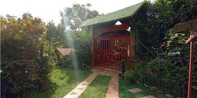 Venta Casa Chalet Campestre, ubicada en condominio cerrado, con 8 casas, via autopista hacia el Club Campestre de Armenia.

Casa construida de 400 metros en un terreno de 1.000 metros.

Cuenta con Piscina, Zona BBQ, cuenta con todos los servicios publicos de Gas, Energia y Acueducto.
