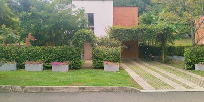 Venta de hermosa casa  esquinera en Pradera de Verde Horizonte Jamundí.  Con ampliación, sistema de luces inteligente y con piscina privada. Consta de cuatro habitaciones (una de ellas en el primer piso), principal con baño privado; tres baños más incluida la zona húmeda y un  área de estudio. Sala comedor, cocina integral (con adecuación para lava-vajillas) y zona de oficios independiente con bodega o habitación de empleada. Balcón terraza techado, con acceso a cada una de las alcobas y vista al  anterior.  Amplia zona verde con arboles frutales, canal de aguas lluvias y sistema de riego.  Parqueadero con capacidad hasta para seis vehículos. La casa cuenta con punto para recarga de carro eléctrico. 

Condominio con cancha de fútbol, piscinas: adultos y niños, jacuzzi, zona de juegos, turco, sauna, salón social abierto.

La casa perfecta para tu familia en un ambiente campestre, pero moderno y funcional.