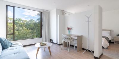 Te invitamos a conocer este encantador apartamento Amoblado para arriendo, con una vista increíble a un parque. Al ingresar al apartamento encontramos la sala comedor que se une con la cocina abierta, siendo este espacio ideal para compartir. La amplia habitación cuenta con un balcón para disfrutar la vista y el aire puro; tiene walk in closet y su baño privado con ventilación natural en el cual se encuentra separada la zona de lavandería.

Ven u conocer este acogedor apartamento

Pide tu cita!
