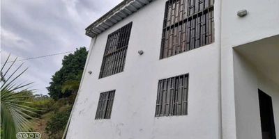 Vendo casa de verano en la vereda el Vainillal, sector Botero, autopista Medellin Cisneros, la parcela tiene un clima y una vista excelente, de día soleado y de noche frío, tiene carrera paimentada y parte destapada en buen estado.

La casa tiene un apartamento en subnivel con una habitación grande y baño social. 

 

Casa principal tiene 2 habitaciones, 2 baños, sala comedor y cocina, ventanales con una vista espectacular. 

 

Hasta la casa llega carro.

 

El terreno tiene varios sembrados de árboles frutales y sembrado de hortalizas, al lado un bosque. 

 

 
