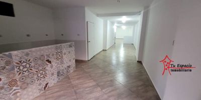 Local en arriendo en El Dorado, Envigado de 155 m2 aproximadamente, cuenta con baño completo, cocineta, luces led, patio y puerta persiana.
Cercanías: Avenida El Poblado, Parque Recreativo Envigado INDER, Cementerio Central de Envigado Adicional tiene rutas de acceso y transportePara mayor información contáctame&nbsp;Erica Guevara 3015503020