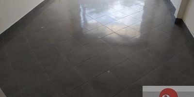 Local en arriendo en Envigado, ideal para quienes buscan arriendos en Envigado o locales comerciales en el sur de Medellín. Ubicado en zona centro, sobre vía principal y secundaria, cerca de la escuela Marcelino Vélez, el Éxito Vecino, la Av. El Poblado y el sector Cervantes. Cuenta con 25 m², un baño, piso en cerámica, acceso pavimentado y seguridad en la zona. Excelente opción comercial con alto flujo peatonal y transporte público cercano, respaldado por Arrendamiento Alcalá.