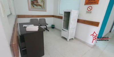 Oficina en venta en barrio Cristo Rey, Medellin de 390 m2 aproximadamente, cuenta con 7 alcobas con baño privado, balcón, zona de ropas, salones, este inmueble es ideal para una IPS.Adicional tiene rutas de acceso y transporteCercanías: Iglesia cristo rey, av guayabalPara mayor información contáctame Erica Guevara 3015503020