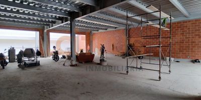 Local en primer nivel para estrenar sobre avenida principal. cuenta con piso en concreto, dos baños, puerta y ventana tipo persiana eléctricas. fácil acceso a transporte público.