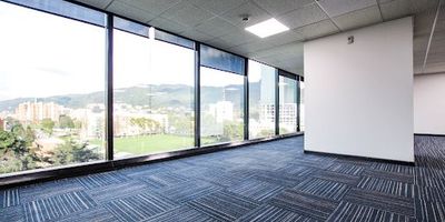 CALLE 100- Espectacular oficina de 302 MTS, área libre, amplios ventanales, vista inigualable al norte de la ciudad y cerros orientales! Cuenta con pisos en alfombra, buena luz, aire acondicionado, espacio abierto y área independiente con 3 baterías de baño. Ubicado en el moderno edificio 100 Street, con vigilancia 247, 6 garajes y  parqueo visitantes. Ascensor de carga.A unos pasos de cafés y restaurantes de alta gama, en sector comercial y ejecutivo, exclusivo y con todas las comodidades del sector! IVA no incluído