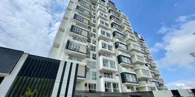 Edificio ubicado a tan solo 10 minutos del centro de Pereira, cerca a colegios, universidades, supermercados, con muy fácil acceso a transporte público.  El conjunto cuenta con portería con seguridad privada las 24 horas, salón social, y 2 ascensores por edificio. Tendrá club de Pádel, piscina, bar café lounge, restaurante, gimnasio, centro de belleza, spa, ludoteca infantil, club juvenil, pet hotel y centro de negocios.

Apartamento ubicado en piso 8 cuenta con 114m2 construidos, cocina integral, sala comedor, terraza con espacio para BBQ, baño social completo, zona de ropas, alcoba auxiliar con closet y habitación principal con vestier, baño privado con doble lavamanos y tina.  El apartamento está domotizado y tiene acabados de lujo.
Tiene depósito y parqueadero cubierto en sótano.