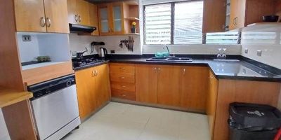 Apartamento, ubicado en el sector de la inferior, cuenta con facilidad de acceso, además cerca de rutas de servicio público, también cerca o fácil acceso a Centro comercial el tesoro, mall Verona, Mall Piazza bella y Carulla.