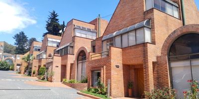 ¡Oportunidad única! Te presentamos esta espectacular casa ubicada en el exclusivo sector de Sotileza Suba, que combina comodidad, elegancia y un entorno tranquilo. Con un área de 292 m², esta propiedad es ideal para familias que buscan un hogar espacioso y acogedor. casa cuenta con una distribución generosa, con varias áreas sociales que incluyen sala y comedor independiente luminoso y acogedor, perfecto para reuniones familiares y con amigos. cocina integral completamente equipada con muebles de almacenamiento y un diseño funcional que hará que cocinar sea un placer junto con su zona de ropas totalmente independiente. 6 habitaciones Confortables y amplias todas con closet empotrados y ventanales que brindan luz natural. 6 Baños todos con acabados modernos y de calidad, brindando comodidad y estilo, cuenta con espacio de parqueadero para 2 vehículos cubierto. Excelente inversión. Cod: 3957