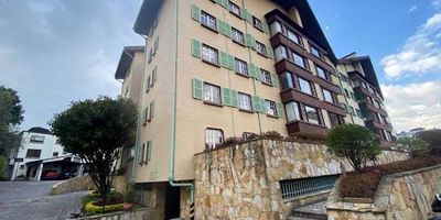 Apartamento en excelentes condiciones, vista interior, tres alcobas dos con closet , dos baños, sala comedor. Cocina integral , calentador a gas de paso, patio de uso exclusivo. Al día en papeles.  Garaje con uso exclusivo. Conjunto residencial estilo  Suizo . Salón social, zonas verdes. Salón social estilo capilla.