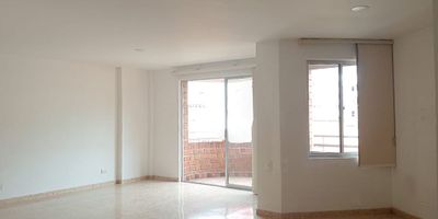 Apartamento exterior en arriendo cerca a vias principales, restaurantes, centro comerciales, supermercados, ruta de transporte publico y servicios complementario. Piso en baldosa, puerta de seguridad, sala comedor, 3 alcobas con baño en la principal, cocina integral abierta tipo americano, alcoba y baño de servicio, balcon, y parqueaderos paralelos cubiertos. Edificio con ascensor, citofonia, alarma, porteria 12 horas y circuito cerrado de tv.  Inmuebles sujetos a verificación de disponibilidad.
