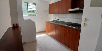 Apartamento Ubicado en el sector de las cometas, cuenta con fácil acceso debido a su buena ubicación, además está cerca del Euro de la frontera y Mall la Frontera, Centro Comercial Sao Paulo, tiendas D1, Hospital Manuel Uribe Ángel, Mall Terracina y Mall la Sebastiana.