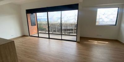 Aparta estudio en arrendamiento de 64 mts, cuenta con 1 habitación principal con closet y baño, está dotado de 2 baños, sala-comedor, zona de ropas, balcón con vista panorámica, parqueadero y cuarto útil, cuenta con una excelente ubicación en una de las unidades más exclusivas del parque residencial barro blanco cerca al aeropuerto.