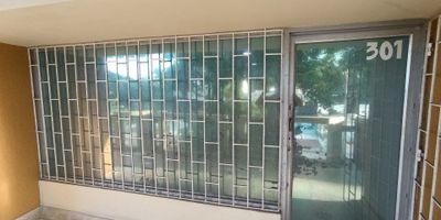 Arriendo oficina de 80 M2 en El Prado. Cuenta con dos espacios, un baño y un depósito. Remodelada y con buena iluminación. Bahía de parqueo externa. El edificio no tiene ascensor. Ubicada en una zona de alto flujo vehicular con amplias rutas de transporte. Sumar valor de administración.