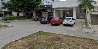 Amplio local comercial disponible en arriendo en Barranquilla, ubicado estratégicamente en el reconocido barrio Villa Santos, Atlántico. Este local de 262 m² construidos y 262 m² privados ofrece un espacio versátil ideal para su negocio. Dispone de 1 baño y cuenta con una antigüedad de 5 años. Para mayor tranquilidad, el inmueble incluye servicio de vigilancia. Su ubicación en estrato 7 y su amplia área permiten diversas configuraciones para adaptarse a sus necesidades comerciales en Barranquilla. El canon de arriendo es de $17,500,000. Para conocer este local en Villa Santos, contáctenos a través de WhatsApp, quiero que me contacten o ver teléfonos.