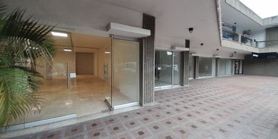 Arriendo amplio LOCAL ubicado en una zona privilegiada de la ciudad en Alto Prado. Con una superficie de 111.21 M2, este inmueble cuenta con un salón, 2 baños, ideal para adaptarse a diversas necesidades comerciales. Su diseño moderno y funcional lo convierte en el lugar perfecto para establecer tu negocio.  ¡Contáctanos para más información!..