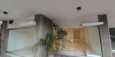 Arriendo amplio LOCAL ubicado en una zona privilegiada de la ciudad en Alto Prado. Con una superficie de 111.21 M2, este inmueble cuenta con un salón, 2 baños, ideal para adaptarse a diversas necesidades comerciales. Su diseño moderno y funcional lo convierte en el lugar perfecto para establecer tu negocio.  ¡Contáctanos para más información!..
