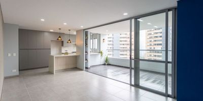 Te invitamos a conocer este espectacular apartamento en la loma de los Mesa, serca a Terracina, 130mt2 cuenta con 3 habitaciones con baños propios. 
Sala, comedor, sala de tv/studio y Lavanderia.
Balcón tipo terraza amplio, cocina remodelada con cajonería amplia y profunda.
Cuarto util y dos parqueaderos paralelos frente al ascensor.
Net de seguridad en todas las ventanas y balcón, blackouts y cortinas.
La unidad cuenta con piscina, turco parque de niños y zona pet.
Contará también con salon social, gimnasio, sala de cine, canchas de futbol y multiple.