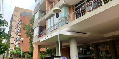 Amplio apartamento amoblado, ubicado en el Chicó, a pocos metros de Parque del Virrey y de Transmilenio, sobre carrera tranquila, este apartamento en el piso séptimo, con buena luz, y acabados modernos, cuenta con tres alcobas, teniendo la principal walkin closet y baño, las otras dos comparten baño, amplio salón comedor, baño de visitas, cocina, zona de lavandería semiindependiente, cuarto y baño de servicio. Tiene asignado parqueadero para dos vehículos, uno detrás del otro, y depósito. El edificio amplio, tiene parqueo de visitantes, vigilancia permanente, gimnasio, sala de juntas, salón comunal y terraza con BBQ. Ofrece planta eléctrica de suplencia total y tanque de agua.