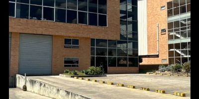 Bodega en Mosquera – Características Técnicas

Se ofrece en alquiler o venta una bodega de 1,963.71 m², con distribución eficiente en 1,404 m² en primer piso, 34.11 m² en mezzanine 1, 262.8 m² en mezzanine 2, y 262.8 m² en mezzanine 3, perfecta para empresas que requieren espacio para almacenamiento, operaciones logísticas y oficinas.

Características Técnicas:


 
 Energía: La bodega cuenta con un sistema eléctrico de 400 kVA, distribuido de la siguiente manera: 75 kVA a 220V y 335 kVA a 440V, asegurando capacidad para diversas necesidades operativas.
 
 
 Red contra incendios: Conectada a la red de agua potable del acueducto, equipada con sistemas de aspersores y gabinetes para la seguridad contra incendios.
 
 
 Muelles:

 
  2 bahías de cargue/descargue a desnivel, facilitando el flujo de mercancías.
  1 bahía de cargue/descargue a nivel, optimizando las operaciones logísticas.
 
 
 
 Altura: La bodega tiene una altura máxima de 15 metros, con una altura libre de 12.5 metros en la zona de bodega hasta el cordón inferior de la cercha, permitiendo un uso eficiente del espacio vertical.
 
 
 Parqueaderos: 14 parqueaderos para vehículos y 1 parqueadero para discapacitados, proporcionando comodidad y acceso para el personal y visitantes.
 


Distribución y características internas:


 
 Primer Piso:

 
  Resistencia de piso: 8 toneladas por metro cuadrado.
  El primer piso está diseñado para operaciones industriales, con una zona de cargue y descargue, un área de bodega en planta libre sin apoyos intermedios, una recepción general para toda la bodega, baños (hombres y mujeres), poceta de aseo en la bodega, y cocina para el área de operaciones.
 
 
 
 Mezzanine Segundo Piso:

 
  Capacidad de carga: 1 tonelada por metro cuadrado.
  La estructura es de placa de concreto con vigas descolgadas para trabajo en dos direcciones, con concreto de 3000 psi y una capacidad portante de 1 tonelada por metro cuadrado. La superficie está afinada con e