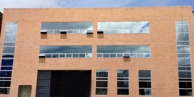 Bodega en Mosquera – Características Técnicas

Se ofrece en alquiler o venta una bodega con un área total de 1,986 m², distribuidos en 1,632 m² en primer piso, 177 m² en mezzanine 2 y 177 m² en mezzanine 3, ideal para operaciones industriales, logísticas y administrativas.

Características Técnicas:


 
 Energía: La bodega cuenta con un transformador propio de 75 kVA, con gabinetes certificados y red de alambrado. La iluminación es tipo LED, cumpliendo con las normativas RETIE y RETILAB.
 
 
 Red contra incendios: Conectada a la red de agua potable del acueducto, la bodega tiene red de aspersores, gabinetes de incendios, llaves Siamesas y un tanque de reserva, todos los equipos certificados por Bomberos y el parque ZFO.
 
 
 Red hidráulica: Equipos para evacuación de aguas lluvias con tanque de reserva superior, medidor, cárcamo y cuarto de máquinas.
 
 
 Muelles:

 
  1 bahía de cargue/descargue a nivel.
  1 bahía de cargue/descargue a desnivel, optimizando las operaciones logísticas.
 
 
 
 Cubierta: La cubierta es metálica autoportante grafada sin tornillos, equipada con tejas transparentes para proporcionar iluminación natural durante el día.
 
 
 Altura: Los costados tienen una altura de 9 metros, aumentando hasta 14 metros en el punto más alto, permitiendo el uso eficiente del espacio vertical.
 
 
 Parqueaderos: Cuenta con 5 parqueaderos para automóviles, 1 parqueadero para discapacitados y 8 parqueaderos para motocicletas, proporcionando comodidad y acceso para empleados y visitantes.
 


Distribución y características internas:


 
 Primer Piso:

 
  Resistencia de piso: 4 toneladas por metro cuadrado.
  El primer piso está compuesto por concreto, con 4 baterías de baños (hombres, mujeres y uno para discapacitados), además de un área de lavado.
  Accesos: Dispone de un acceso peatonal para oficinas y otro para la bodega, además de dos accesos vehiculares para carga y descarga (a nivel y a desnivel).
 
 
 
 Mezzanine Segundo