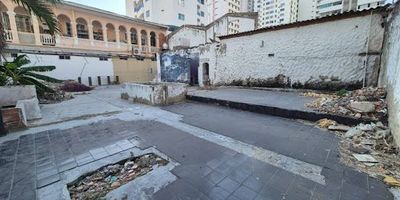 Local comercial en arriendo en Boca Grande, Cartagena. Este inmueble de 380 m² ofrece 40 m² de espacio interior y un amplio patio de 340 m². Cuenta con 1 baño y está estratégicamente ubicado en la Carrera 3, en el dinámico barrio de Boca Grande, Cartagena, una zona de alto flujo comercial (Estrato 5). Con 21 años de antigüedad, es una excelente opción para negocios que buscan visibilidad y un espacio versátil. Para más información o visitar este local en arriendo, puede usar las opciones de WhatsApp, quiero que me contacten o ver teléfonos.