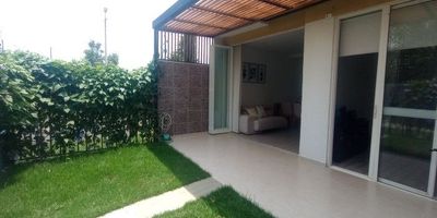 Vendo casa esquinera biplantas en Tulipanes del Castillo, Jamundí Valle. Lote 131 M2, construidos 90 M2. Piso 1: Sala comedor ampliada, cocina abierta tipo americano, baño social, zona de oficios y un gran patio que se conecta con la zona social del Conjunto y parqueadero. Piso 2: Zona de estudio, habitación principal con baño y vestier, habitación auxiliar con closet y balcón y una tercera habitación auxiliar o sala de tv, baño de habitaciones. Parqueadero para dos vehículos. El Conjunto cuenta con vigilancia permanente, además tiene 14.432 m2 de zonas verdes comunes internas, salón social con cocineta y baños, piscinas para adultos y niños, senderos peatonales y zona infantil. A sólo 15 minutos del sur de Cali - Jamundí, con acceso desde la Vía Panamericana. Sector de alta valorización