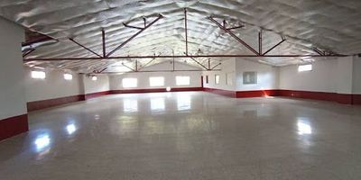 bodega en arriendo, ubicada en zona industrial, con acceso por la autopista sur y la autopista norte, cerca al transito de caribe, está ubicada en un cuarto nivel con malacate de capacidad de carga de 500 kg, área libre en bodega.