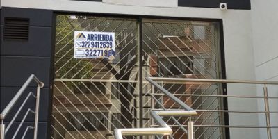 En uno de los barrios más llamativos y dinámicos de Medellín, se encuentra este increíble local para alquiler con una ubicación privilegiada en la ciudad de la eterna primavera. Con una zona de terreno de 50 M2, este inmueble ofrece un espacio amplio y bien distribuido para desarrollar tu emprendimiento.

Este local cuenta con un área construida de 50 M2, así como también una área privada de la misma dimensión para garantizar la comodidad y privacidad de tus clientes. Además, cuenta con un baño completo para el uso de tus empleados y visitantes.

Su diseño moderno y funcional cuenta con una barra estilo americano que le da un toque elegante y acogedor al local, perfecto para una cafetería, una tienda o cualquier tipo de negocio que desees emprender. Sus espacios cuentan con una excelente iluminación natural que le da vida a cada rincón del inmueble.

La cocina integral completamente equipada es ideal para realizar tus propios alimentos y ofrecer a tus clientes un servicio de alta calidad. Además, cuenta con servicio de gas domiciliario para garantizar un funcionamiento eficiente de los electrodomésticos.

Su suelo de cerámica y mármol brinda una apariencia moderna y elegante a la vez que permite una fácil limpieza y mantenimiento del lugar. También posee una zona de lavandería para mayor comodidad en caso de necesitar realizar alguna tarea de limpieza o planchado.

Ubicado en una zona de fácil acceso pavimentado, este local ofrece una gran oportunidad de éxito gracias a su cercanía a áreas sociales, centros comerciales, jardines, parques y transporte público, lo cual lo hace muy atractivo para tus clientes y empleados. Además, se encuentra en una zona comercial y residencial, perfecta para atraer una gran cantidad de público.

¡No pierdas esta oportunidad, contáctanos ahora y descubre la mejor opción para iniciar o trasladar tu negocio en la floreciente ciudad de Medellín!

Asesor: Farith copete cel: 3014299381

codigo wasi: 853680