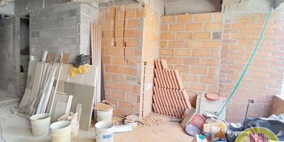 Código: 4606. 3° Piso en edificación de 6 pisos. Acceso al inmueble: Directo a la vía, escalas y ascensor. Propiedad en obra gris se entrega con Alcobas con puertas, baños cabinados en vidrio, cubierta y extractor. Si deseas con parqueadero serian 350.000.000 millones. propiedad se entrega lista entre septiembre y octubre del año2024, antes de la entrega el nuevo dueño puede escoger los acabado.