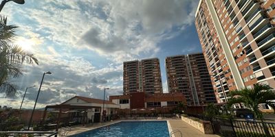 vendo espectacular apartamento super amplio, sala-comedor, primer piso ventilado, cocina integral con mesón en mármol, estudio, te ofrece tres habitaciones, cada una con closet y dos baños, la habitación principal con baño privado, adicional cuenta con parqueadero cubierto. podrás disfrutar de una excelente y completa zona social, con piscina, canchas múltiples, zona infantiles zonas húmedas, gimnasio, terraza, sala de cine etc. el conjunto cuenta con tres ascensores, y con dos porterías, de acceso. estarás cerca de centros educativos, y centros comerciales.