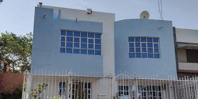 Gran Oportunidad en el Corazón de Cartagena!
Venta de Casa en Barrio Ternera - Alameda, Cartagena
Terreno: 123 m² | Construcción: 192 m² 2 Niveles
Piso 1: Local+Garaje+Terraza+Sala+Comedor+baño social+Cocina+Zona labores+Hab servicio c/baño
Piso 2: Cinco habitaciones Tres con baño y dos comparten un baño
Ubicada en una de las zonas más cotizadas de Cartagena, esta amplia casa en Barrio Ternera te ofrece la oportunidad de vivir en un espacio cómodo, moderno y perfectamente distribuido. Ideal para grandes familias o para quienes buscan invertir en una propiedad con gran potencial comercial y turístico. Esta propiedad te ofrece el equilibrio perfecto entre comodidad, acceso y potencial de inversión. ¡No dejes que se escape esta oportunidad única!
¡Agenda tu cita hoy mismo y ven a conocer tu nuevo hogar!