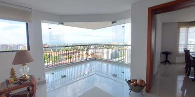 Ubicado en una de las mejores zonas de Cali, este espectacular apartamento de 156 m² ofrece un estilo de vida cómodo y moderno. Con 3 amplias alcobas y 4 baños, además de 2 garajes, disfrutarás de una vista panorámica única que hará de tu hogar un lugar especial.
En su interior, el apartamento está diseñado para brindarte comodidad, con aire acondicionado, armarios empotrados, baño auxiliar, baño privado en la habitación principal, cocina integral tipo americano con barra, calentador, citófono/intercomunicador, despensa, y mucho más. Además, cuenta con habitación de servicio, hall de alcobas, doble ventana y gas domiciliario, todo pensado para tu confort.
En el exterior, la propiedad ofrece una serie de atractivas amenidades, incluyendo acceso pavimentado, áreas sociales, ascensor, barbacoa/parrilla/quincho, gimnasio, jardín, kiosco, parqueadero de visitantes, parques cercanos, piscina, planta eléctrica, portería/recepción, salón comunal, vigilancia las 24 horas y una zona infantil p