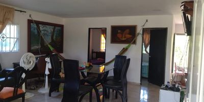 ¡Increíble Oportunidad de Inversión en Baranoa!
Venta de Finca en Baranoa - 2 Hectáreas con Frutales y Amplia Vivienda
Ubicada en una zona privilegiada de Baranoa Esta finca de 2 hectáreas te ofrece el balance perfecto entre vida campestre y comodidad Con una gran variedad de frutales y amplias instalaciones es ideal para quienes buscan un lugar tranquilo pero cercano a la ciudad Potencial para desarrollar proyectos agropecuarios o simplemente disfrutar de la naturaleza
Terreno:2hectáreas(20,000 m²) Frutales:Mango Plátano Guanábana Cacao y otros
Vivienda:3 habitaciones (1 con baño privado)1 baño social Amplia sala para disfrutar en familia Cocina amplia con estufa y gabinetes
3 corredores amplios para una ventilación natural y vistas a los jardines Garaje para vehículos
Kiosco pequeño para momentos de descanso al aire libre
Aljibe de 8000 litros de agua para el suministro constante
Pozo subterráneo Alicante
Infraestructura para piscina (en construcción)