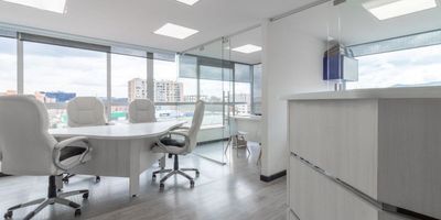 OFICINAS AMOBLADAS – NEGOCIO DE COWORKING EN VENTA

 Ubicación: Edificio GIA Oficinas 140, Bogotá
 Área total: 64,6 m² (Oficinas 503 y 504)

Negocio de coworking en funcionamiento, con espacios arrendados por 6 meses, asegurando ingresos inmediatos.

 Características:
 Se vende con mobiliario y equipos (sin computadores)
 Cocina y baño privado
 Vista espectacular
 Contrato de arriendo vigente
 3 parqueaderos + 2 depósitos

 Espacios y Tarifas:
 Consulta Flexible (10m²): Desde $799.000 + IVA
 Equipo de Trabajo (6,6m²) - ARRENDADO
 Sala Juntas Abierta (13m²): $25.000 + IVA/hora
 Sala Juntas Cerrada - ARRENDADA
 Oficina Gerencial - ARRENDADA

 Ingresos estimados: $6-7M + IVA mensuales
 Precio de venta: $750.000.000