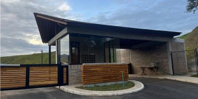 ¡Descubre este espectacular lote ubicado en Alto de Las Palmas, una de las zonas más exclusivas y tranquilas! Este lote esquinero, identificado como Lote No. 21, forma parte de un atractivo proyecto que comprende 25 lotes, ofreciendo un entorno ideal para construir la casa de tus sueños.

Con un área generosa de 776,39 m², este lote cuenta con un índice de ocupación del 39,27%, lo que te permite construir una casa en el primer piso de hasta 305 m², con la posibilidad de añadir un segundo nivel. Esto te brinda la flexibilidad de diseñar un hogar espacioso y adaptado a tus necesidades.

El proyecto incluye una portería para mayor seguridad, así como áreas recreativas como juegos infantiles, senderos peatonales y zonas para el avistamiento de pájaros, perfectas para disfrutar de la naturaleza. Además de un salón social, lo que fomentará la convivencia entre los residentes [pendiente por construir].

Para facilitar tu construcción, hay diseños preestablecidos y un manual que asegura el respeto por las alturas, geometrías y materiales en la fachada, garantizando una armonía estética en el desarrollo. El anteproyecto ha sido diseñado por el reconocido arquitecto Andrés Uribe, lo que añade un valor adicional a tu inversión.

Por último, se ha realizado un estudio de suelos específico para el lote, que ha dado resultados favorables para la construcción de zapatas, asegurando la estabilidad y seguridad de tu futura vivienda.

¡No pierdas la oportunidad de adquirir este lote en una ubicación privilegiada y con todas las facilidades para construir el hogar que siempre has deseado! Si necesitas más información o deseas agendar una visita, ¡estoy aquí para ayudarte! ?
