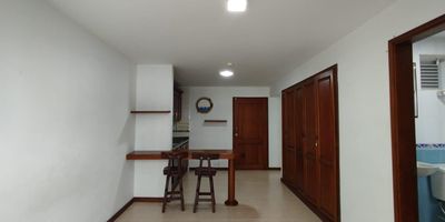 Apartaestudio en Arriendo y Venta en unidad cerrada en Pinares cerca a supermercados de cadena, clinicas, centros comerciales, rutas de transporte publico y servicios complementario de la zona. Cuenta con salacomedor, una habitacion y un baño, pisos en ceramica, salacomedor, cocina integral meson en acero, estufa y calentador a gas, zona de ropas. La unidad cuenta con vigilancia y porteria las 24 Horas.Inmuebles sujetos a verificación de disponibilidad Se puede comprar parqueadero o cuarto util.

