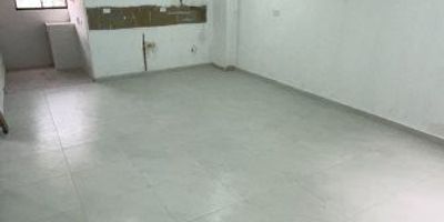 Excelente oportunidad de inversión en sector estratégico y de alta valorización en Sabaneta
Este apartamento de 63 metros cuadrados se encuentra ubicado en la Vereda Pan de Azúcar, Sabaneta (Ant); una zona con gran potencial de desarrollo y alta valorización.
Está dividido en dos habitaciones, un baño, zona de ropas, y sala-comedor. Además, cuenta con parqueadero para moto y se encuentra para terminar a tu gusto, lo que te permite personalizarlo según tus necesidades.
La zona cuenta con excelente conectividad, fácil acceso a transporte público y vías principales. Además, es un sector en crecimiento, ideal para inversión a mediano y largo plazo.
¡No dejes pasar esta oportunidad única! ¡Contáctanos al 3012021300 para programar una visita y descubre más sobre esta increíble propiedad!