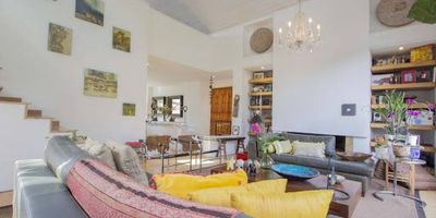 Exclusiva casa en Bogotá.  Una propiedad única que combina elegancia, diseño y confort en un entorno residencial, rodeado de naturaleza.  Su arquitectura, galardonada con premio de diseño por el reconocido arquitecto Carlos Morales, refleja un equilibrio perfecto modernidad y tranquilidad.

Con 261 mts2 de área construida en cuatro niveles , esta casa ofrece amplitud y sofisticación  en cada espacio.  Cuenta con cuatro terrazas, una en cada piso, que permiten disfrutar de vistas privilegiadas y una conexión constante con el entorno.

En el nivel intermedio, se encuentra una acogedora sala y comedor con chimenea de gas, integrados a una moderna cocina abierta con isla.  En el primer nivel, las habitaciones cuentan con acceso directo a sus terrazas, brindando privacidad y bienestar en cada espacio. 

Ubicada en un exclusivo conjunto cerrado con vigilancia 24-7, está propiedad ofrece tranquilidad y seguridad.

Una residencia única, donde el diseño y la funcionalidad se integran para brindar el máximo confort y armonía con la naturalez.